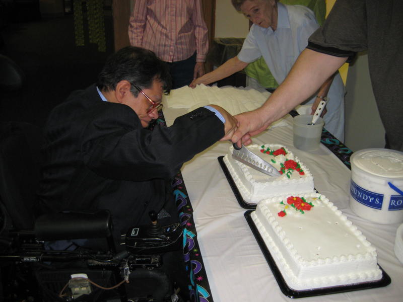 Ray Cuts the cake